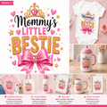 A collage showing a custom printed design for baby items, with the main text 'Mommy's Little Bestie' in black and glittery gold lettering, pink hearts, stars, and a large pink bow. The design is displayed on a white T-shirt, a pink sippy cup, a baby bottle, a mug, and other accessories, with Spanish descriptive text and a pink header reading 'Design 3'.
